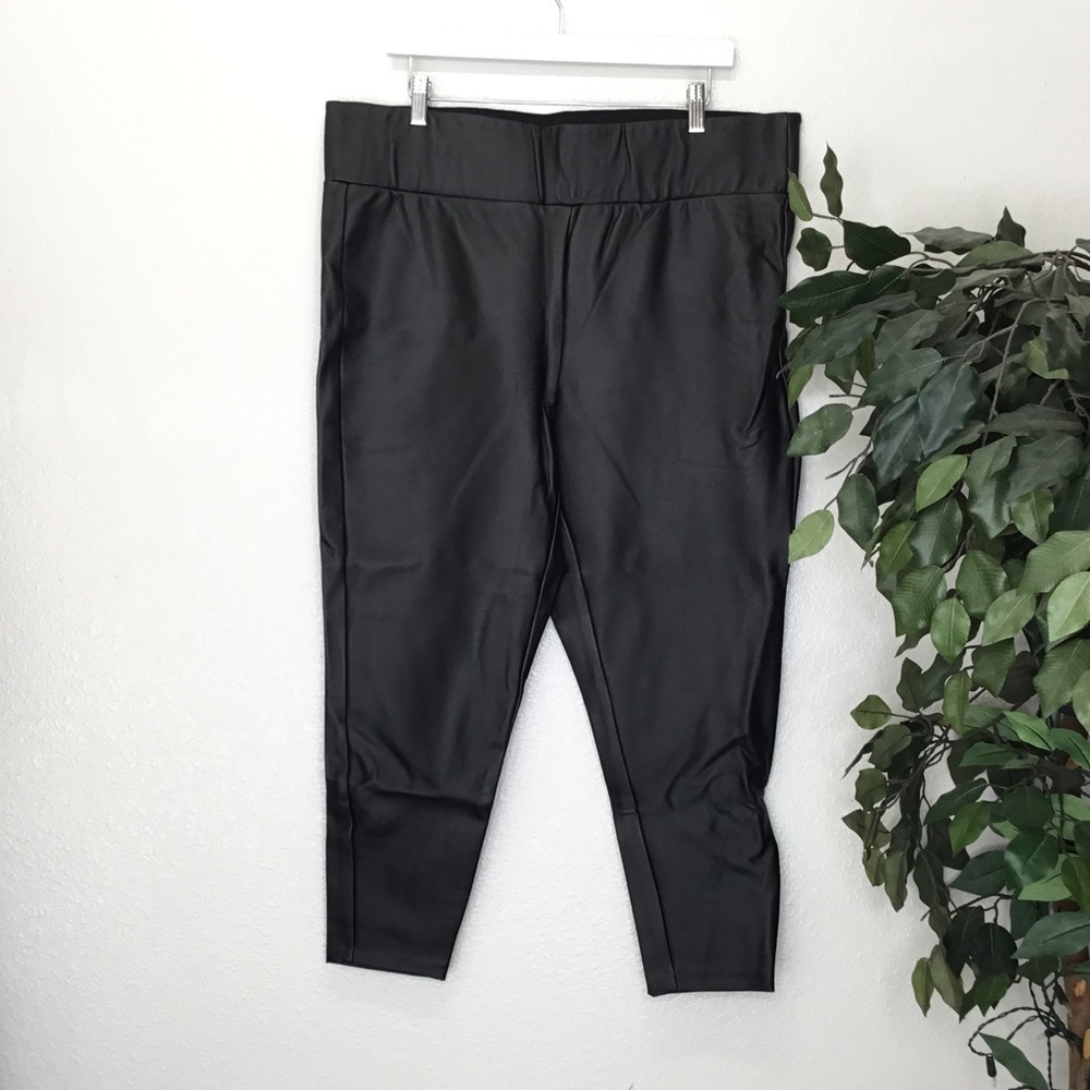 NWT PLUS Torrid Faux Leather Pixie Leggings